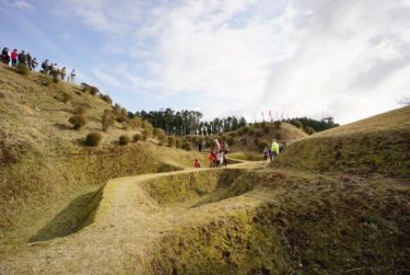 左に西の丸、正面に西櫓の曲輪