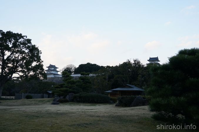 武蔵の庭園から眺めた坤櫓と巽櫓