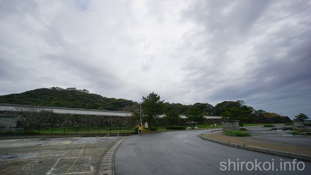 富岡城　海沿いの道から眺める百間土手