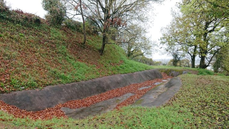 宇土城 横堀 土橋の右側