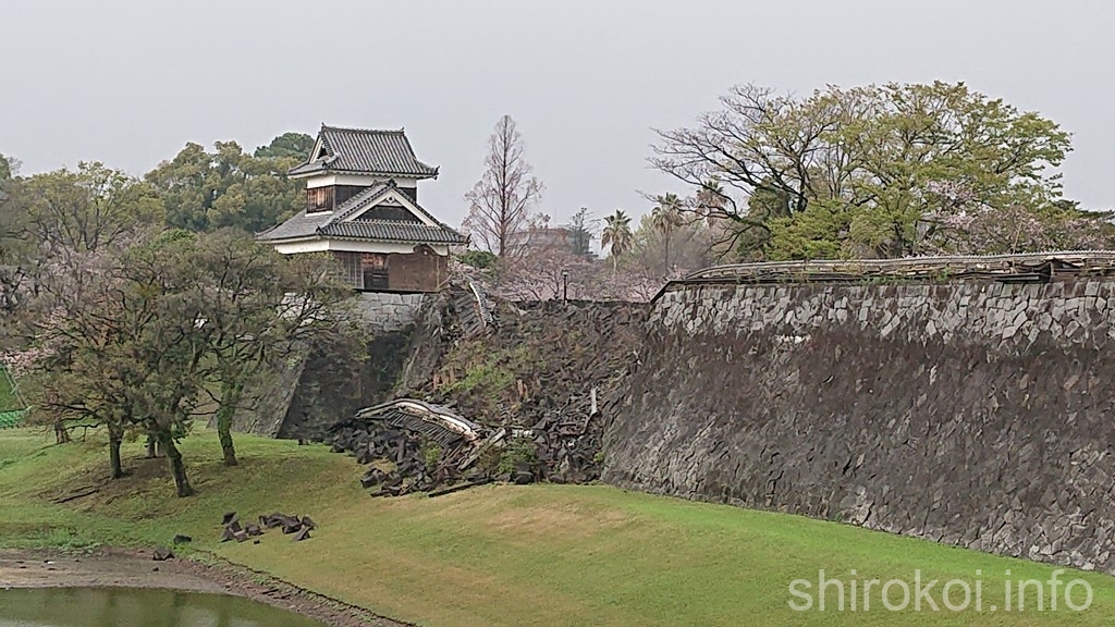 熊本城　戌亥櫓の倒壊した石垣と長塀