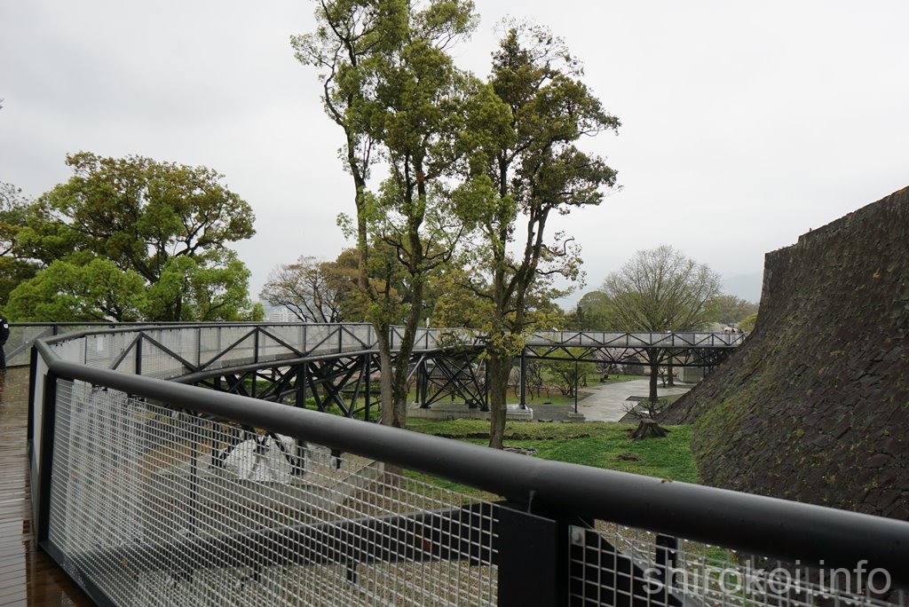 熊本城　本丸御殿の石垣を囲む特別見学通路
