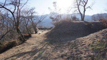笹尾塁　一の郭から眺める七里岩台地と富士山が絶景！