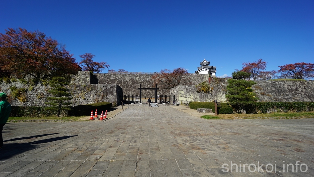 白河小峰城　清水門と本丸の三重櫓