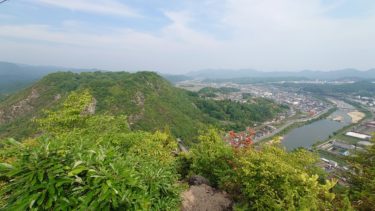 新高山城から高山城を眺める