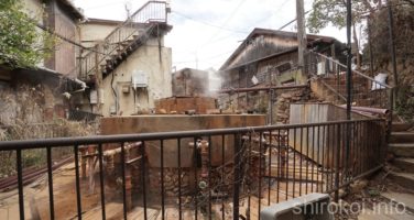 狭い路地の先にある御所泉源 有馬温泉 御所泉源